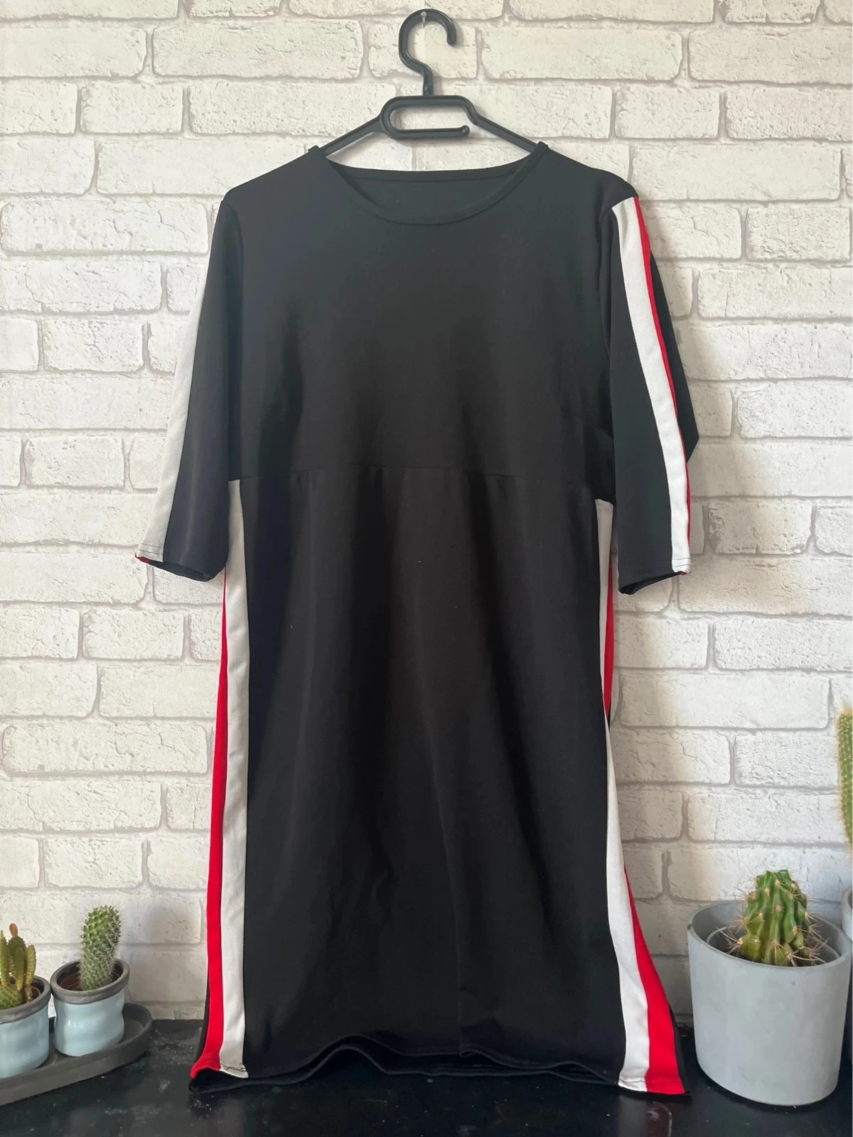 Robe noire à bandes contrastées – Taille 38 – Bon état